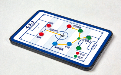 战术板分析图，展示球队阵型与跑位路线